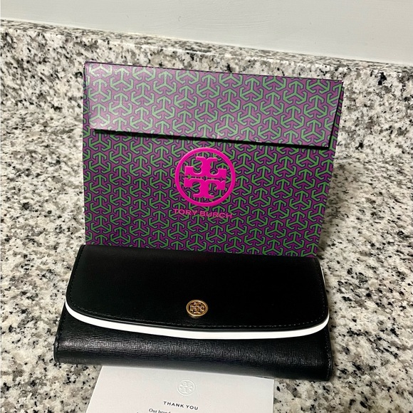 New Tory burch Robinson chain wallet. - Picture 7 of 7
